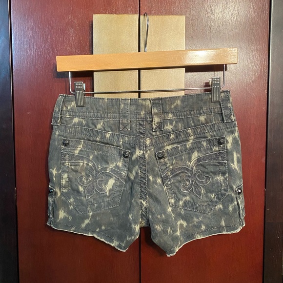 Rock Revival camo shorts - Picture 2 of 11